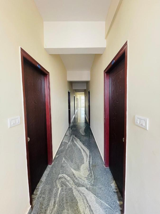 Crown Residency Hotell Mysore Exteriör bild