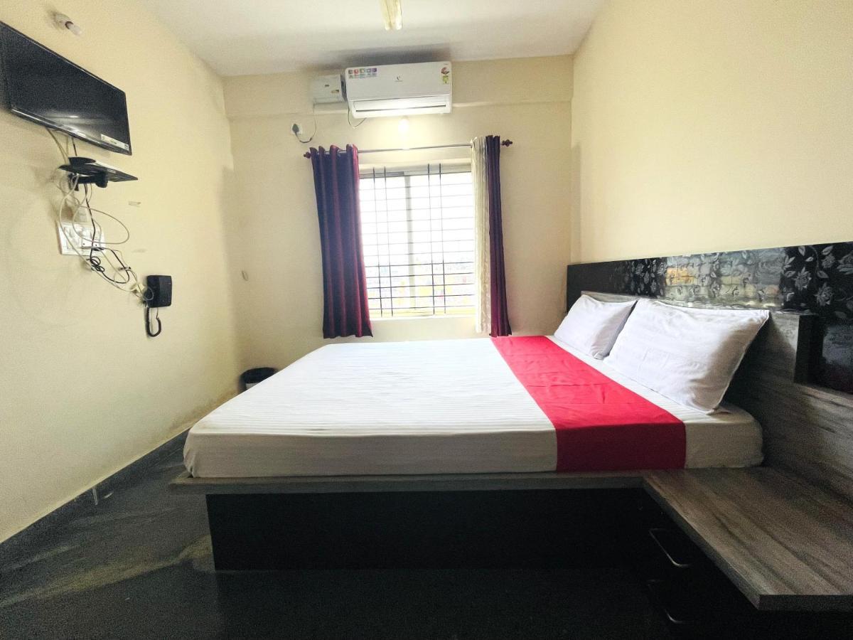 Crown Residency Hotell Mysore Exteriör bild