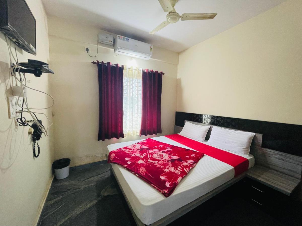 Crown Residency Hotell Mysore Exteriör bild