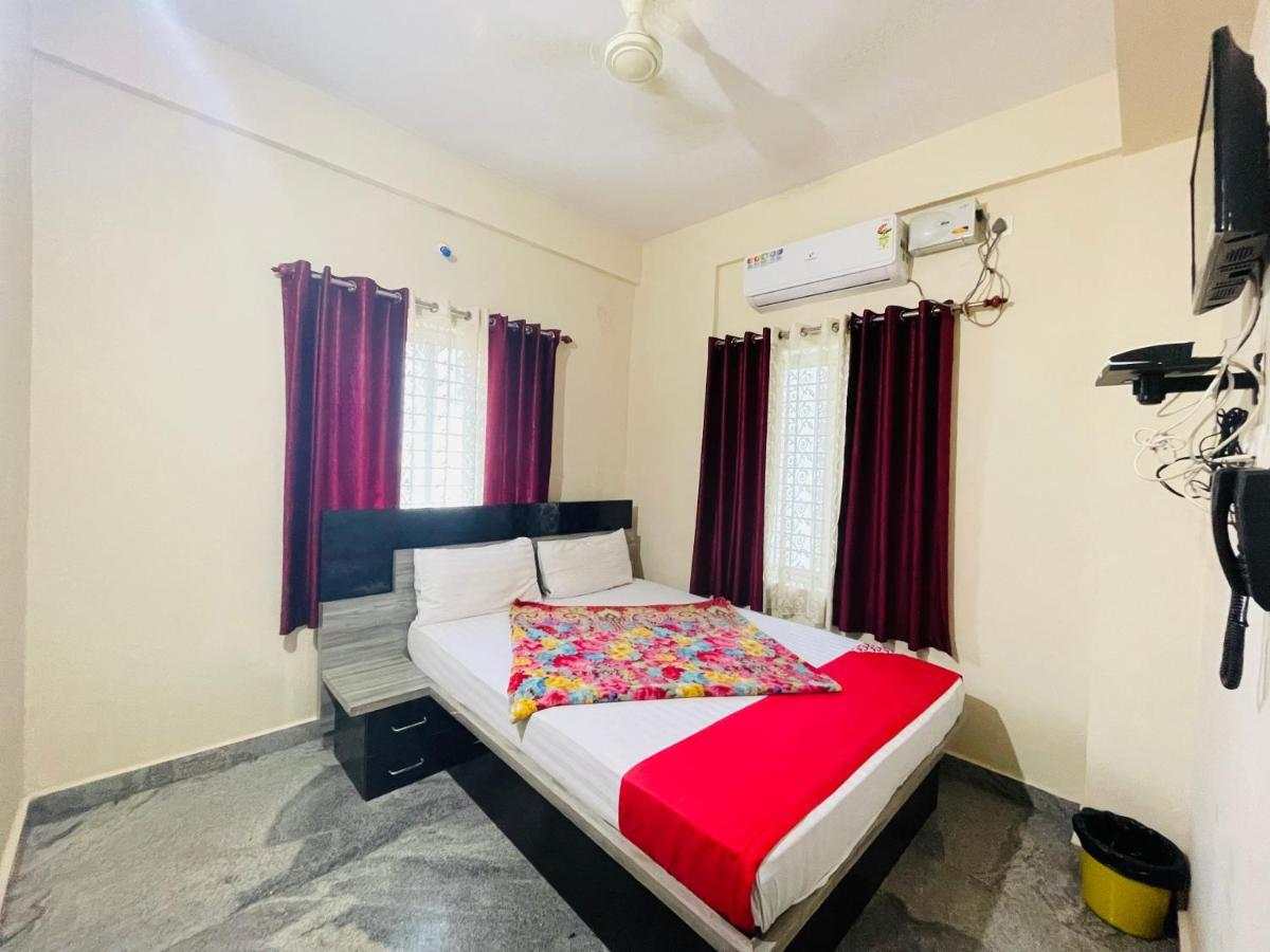 Crown Residency Hotell Mysore Exteriör bild