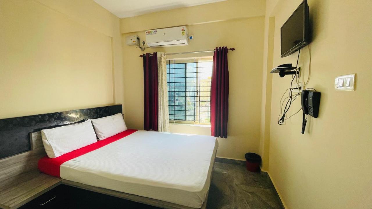 Crown Residency Hotell Mysore Exteriör bild